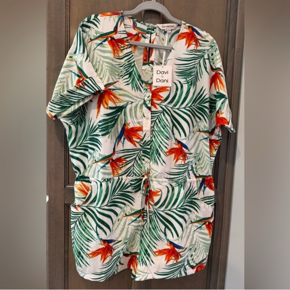 Davi & Dani Shorts Romper Tropical Print Large

Worn 1 time